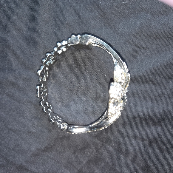 Elegant Silver Floral Bracelet - Picture 5 of 5